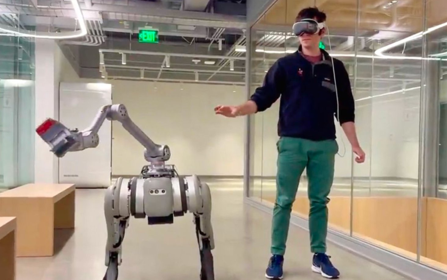 工程师戴 Vision Pro 用手势操控四足机器人